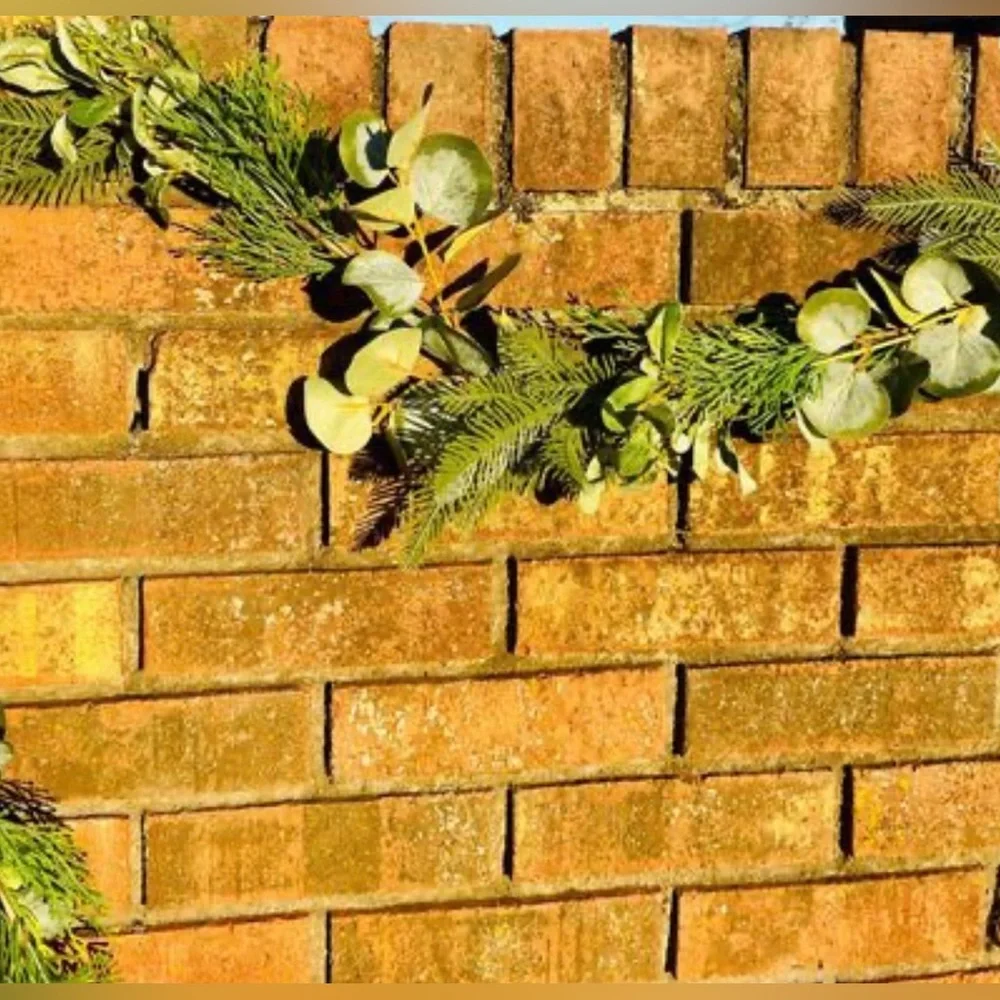 *Mistletoe Mix Artificial Garland